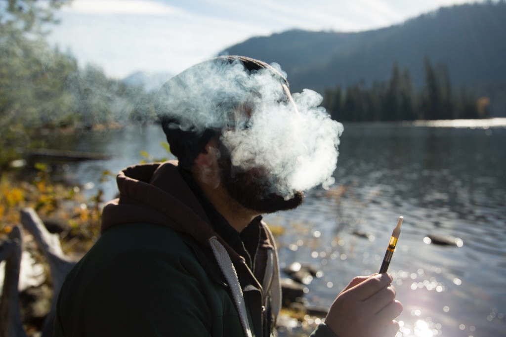man hits vape pen toohi review