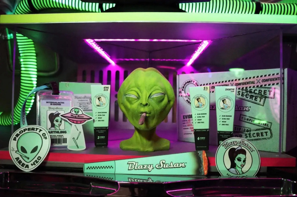 blazy susan alien box