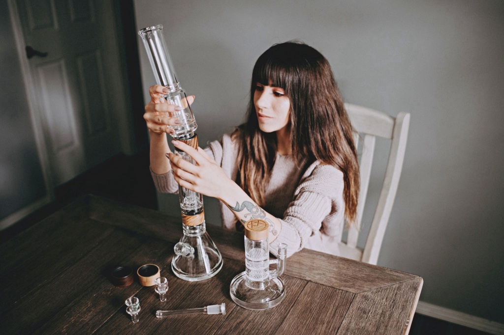 woman building vitae glass bong
