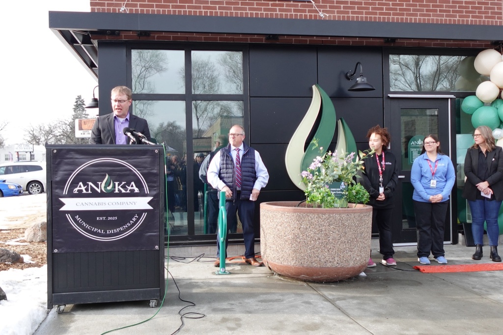 anoka mayor speaks at anoka cannabis company