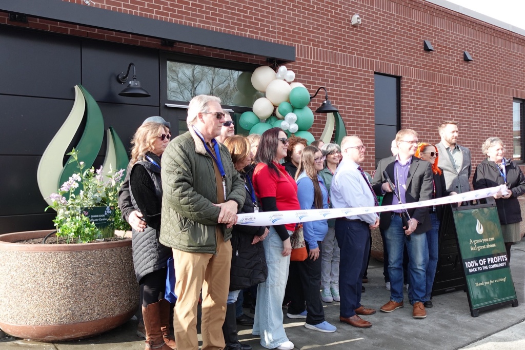 ribbon cutting at anoka cannabis company