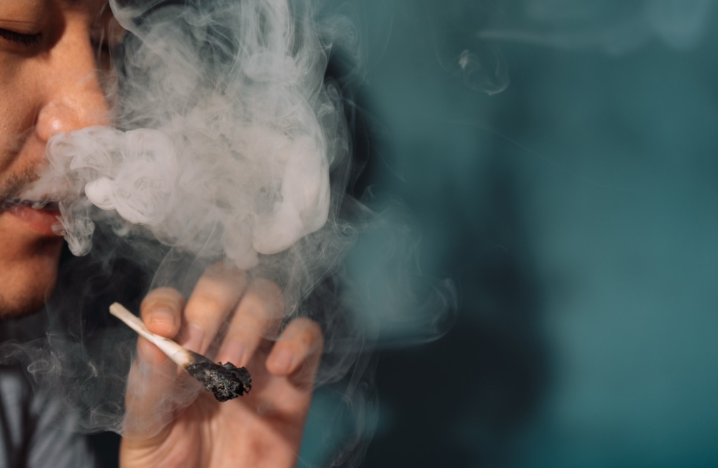 man smokes cannabis joint smoking vs vaping weed study