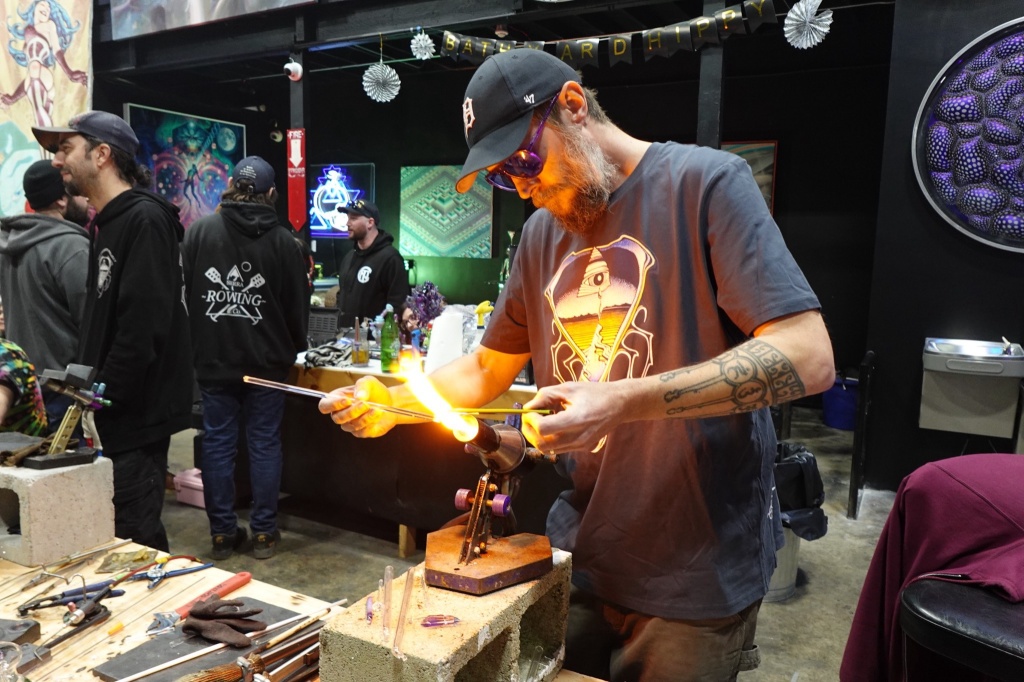 glass artist banjo blowing glass