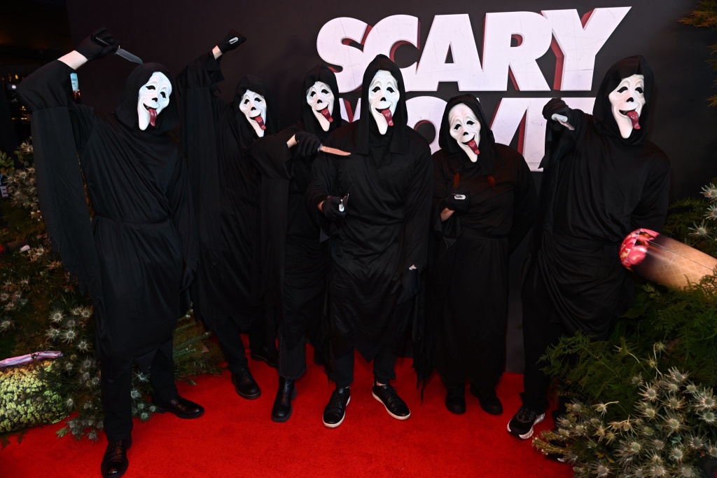 fans dressed as ghostface at scary movie 5 screening