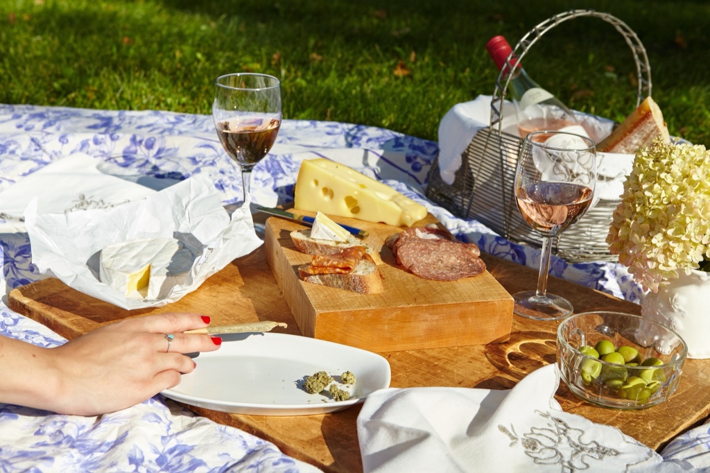 picnic with cannabis and snacks cannabis friendly hosting