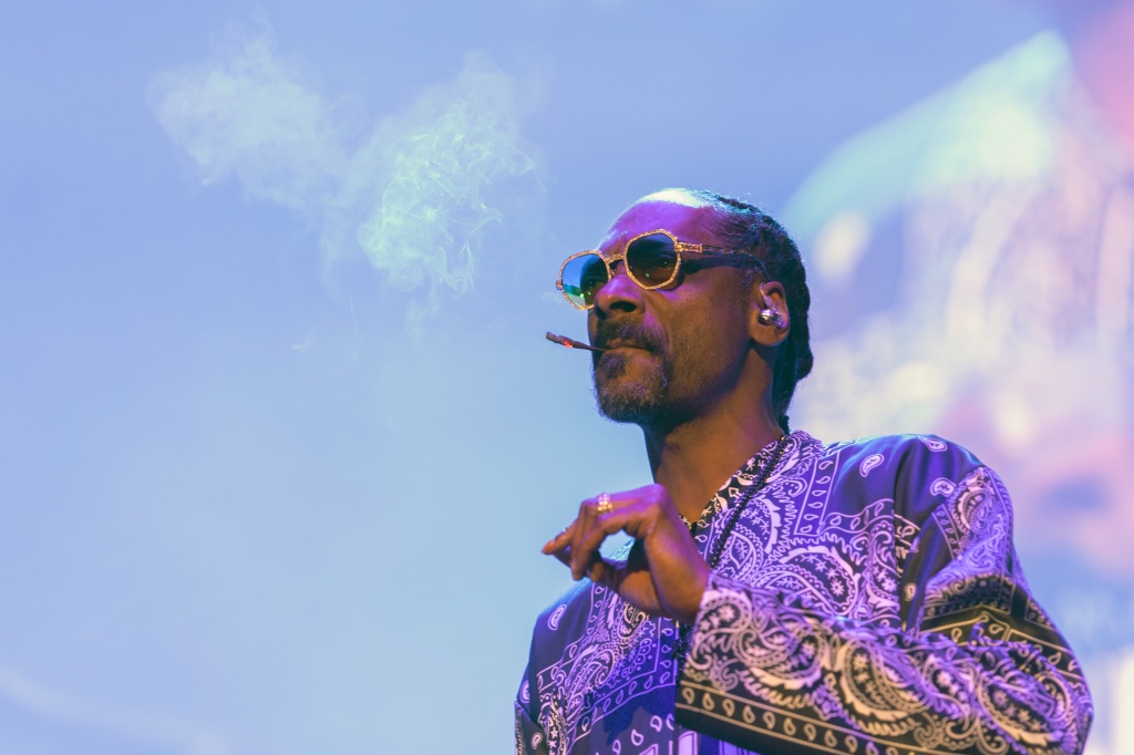 snoop dogg smokes cannabis on stage